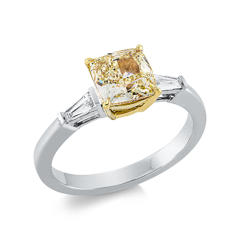 Ring 18 kt WG+GG, GIA 2186059504, 1 Cushion 1,66 ct, gelb-si, 2 Trap. 0,20 ct, TW-vsi