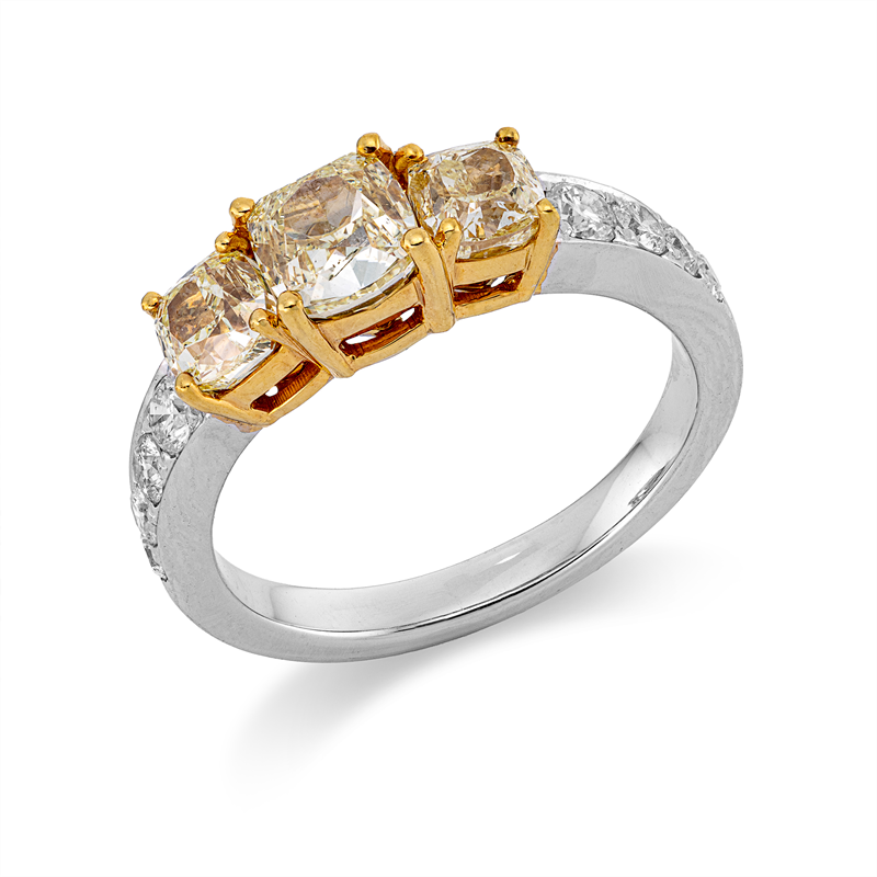 Ring 18 kt WG+GG, 8 Brill. 0,39 ct, TW-vsi, 1 Cushion 1,03 ct, gelb, 2 Cushion 1,02 ct, gelb