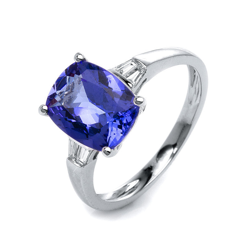 Ring 14 kt WG, 4 Trap. 0,17 ct, TW-si, 1 Tansanit 3,72 ct blau