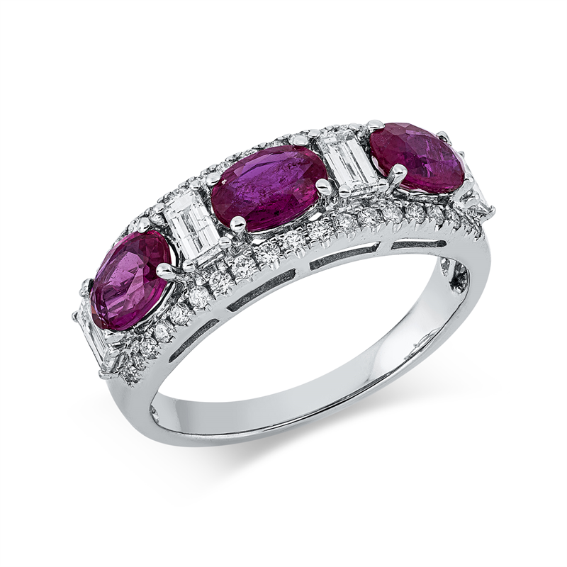 Ring 18 kt WG, 4 Bag. 0,40 ct, TW-si, 38 Brill. 0,23 ct, TW-si, 3 Rubine 1,61 ct rot