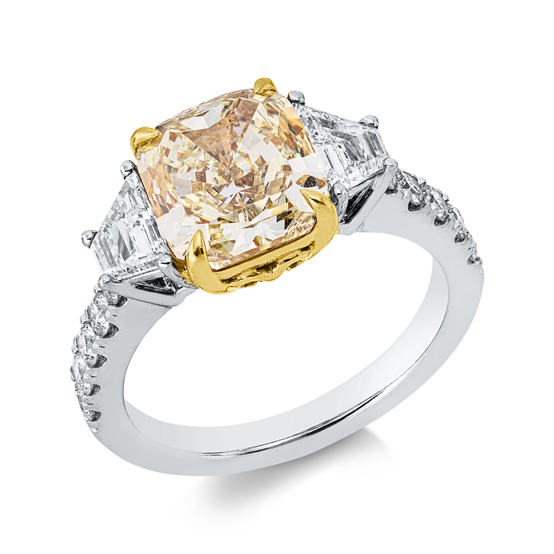 Ring 18 kt WG+GG, 2 Fant-Schl. 0,65 ct, TW-si, 1 Cushion 3,76 ct, gelb-vs2, 10 Brill. 0,41 ct, TW-si