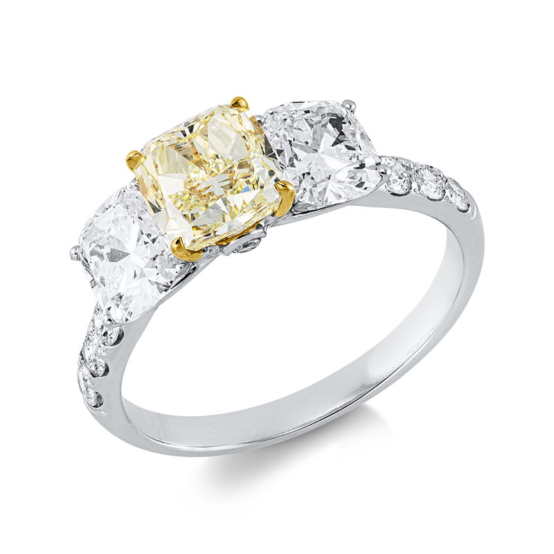 Ring 18 kt WG+GG, GIA x 3 pcs, 1 Cushion 0,70 ct, F-vs2, 1 Cushion 0,70 ct, D-vs1, 1 Cushion 1,51 ct, gelb-vvs2, 12 Brill. 0,31 ct, F-si