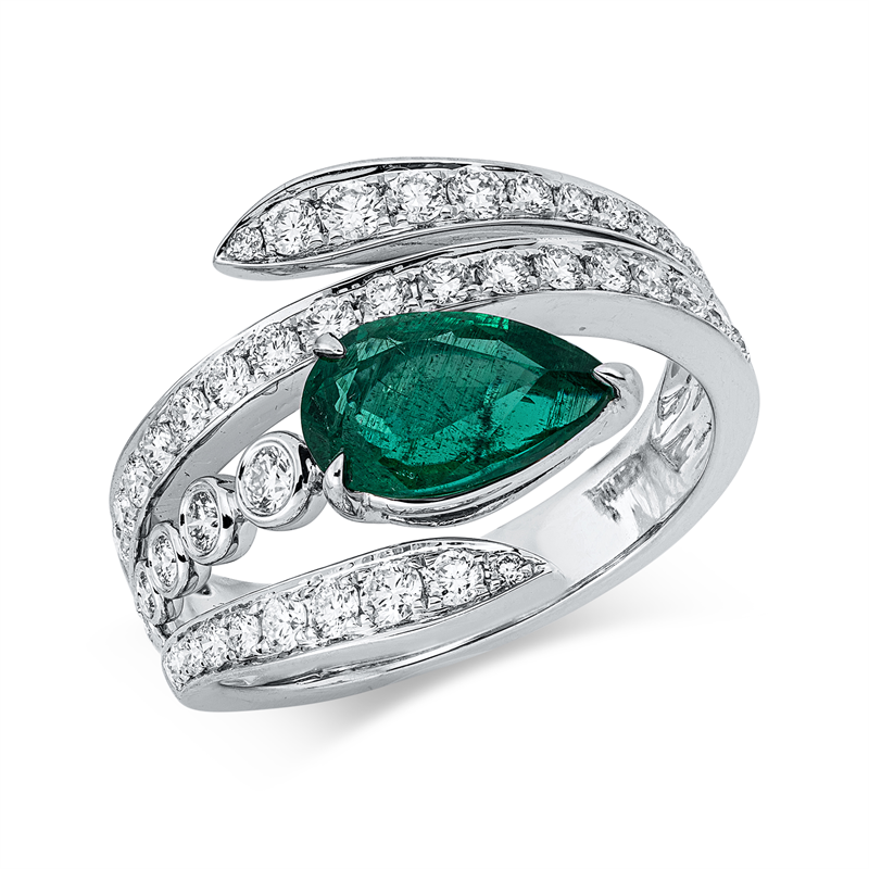 Ring 18 kt WG, 44 Brill. 0,70 ct, TW-si, 1 Smaragd 1,12 ct grün