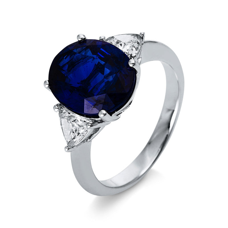 Ring 18 kt WG, 2 Triangel 0,62 ct, TW-si, 1 Saphir 5,17 ct blau