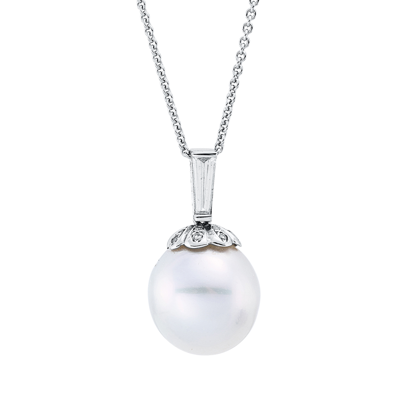 Anhänger 18 kt WG, 1 Trap. 0,21 ct, F-vsi, 8 Brill. 0,10 ct, F-vsi, 1 SS weiß 12 mm
