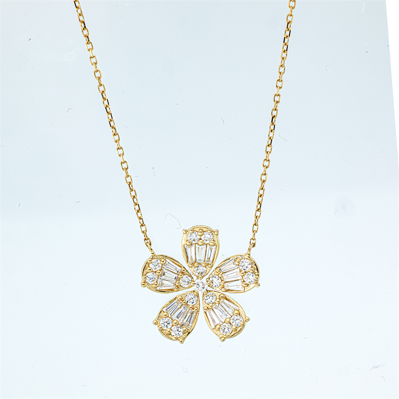 Collier 18 kt GG, mit ZÖ 40 cm, 15 Trap. 0,32 ct, TW-vsi, 16 Brill. 0,28 ct, TW-si