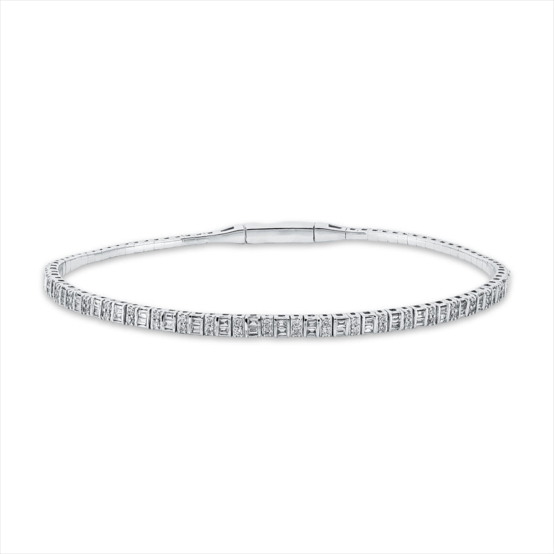 Armreif 18 kt WG, 48 Bag. 0,28 ct, TW-si, 50 Brill. 0,27 ct, TW-si