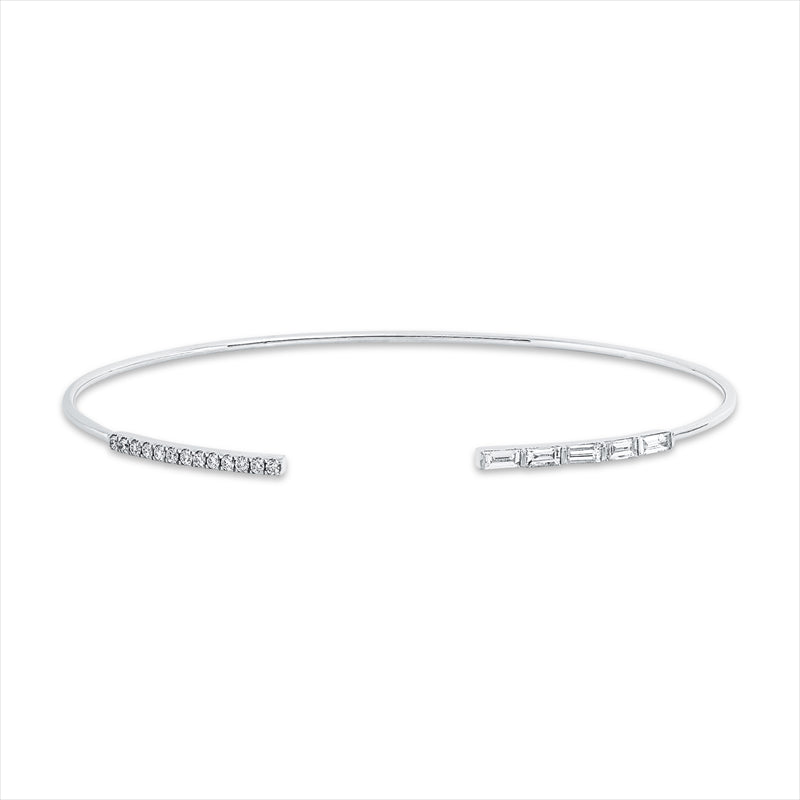 Armreif 14 kt WG, 5 Bag. 0,24 ct, F-vsi/si, 13 Brill. 0,11 ct, TW-pi