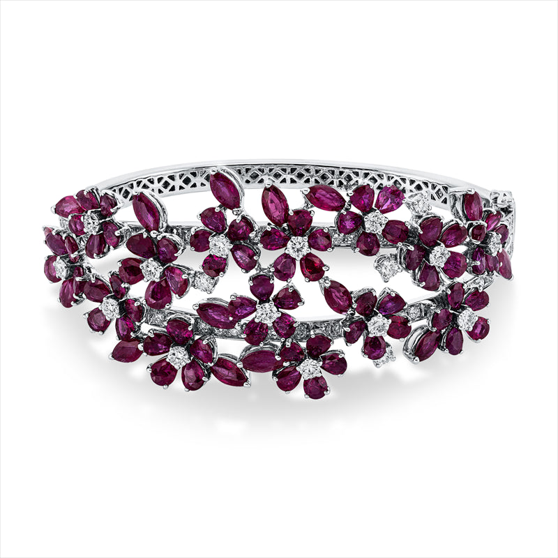 Armreif 18 kt WG, 81 Brill. 2,46 ct, TW-vsi/si, 84 Rubine 18,01 ct rot