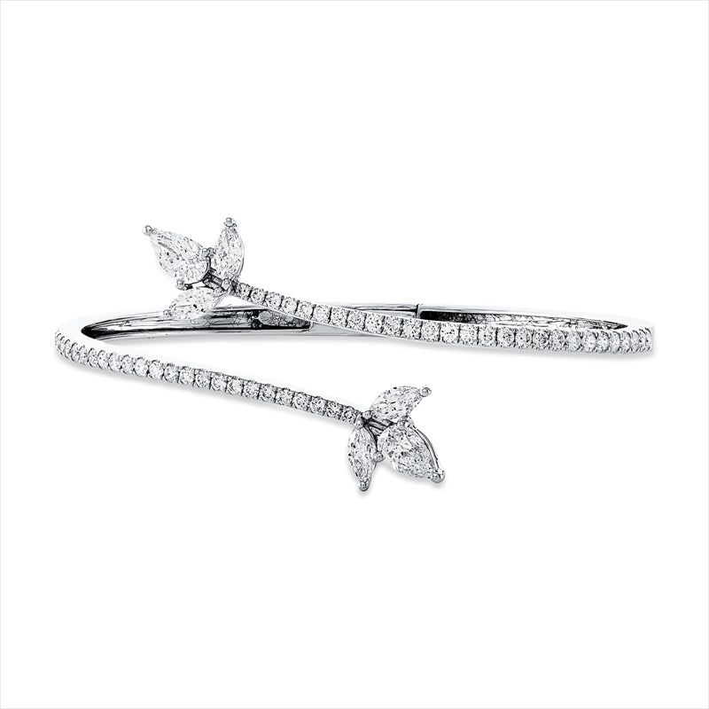 Armreif 18 kt WG, 2 Tropfen 0,92 ct, TW-vsi, 4 Nav. 0,67 ct, TW-vsi, 54 Brill. 1,11 ct, TW-vsi