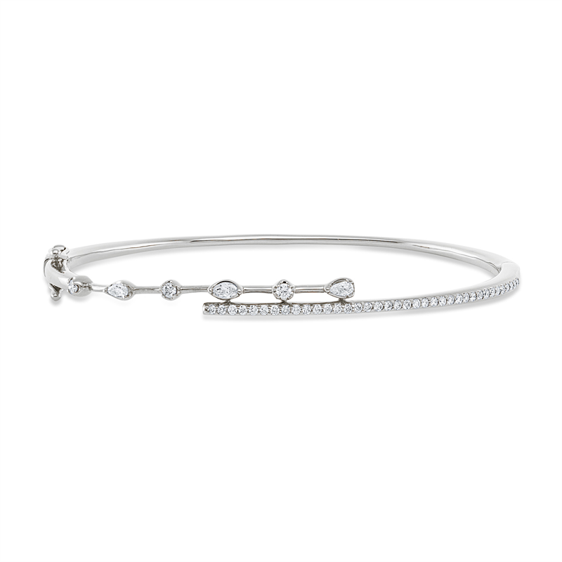 Armreif 18 kt WG, 1 Nav. 0,05 ct, TW-vsi, 2 Tropfen 0,07 ct, TW-vsi, 40 Brill. 0,32 ct, TW-si