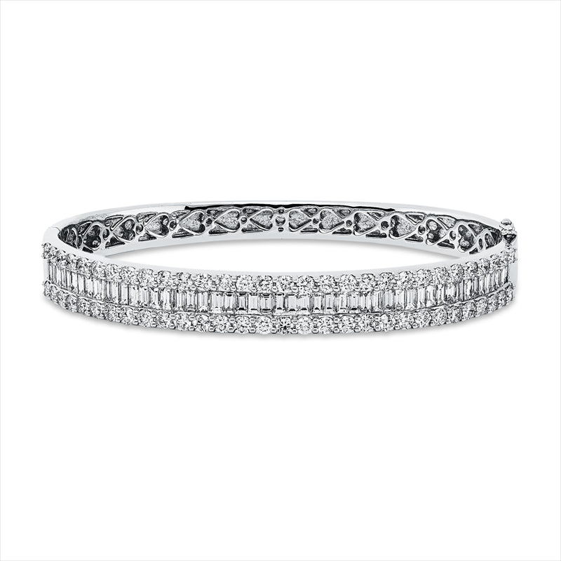 Armreif 18 kt WG, 49 Bag. 2,46 ct, TW-si, 60 Brill. 2,65 ct, TW-si