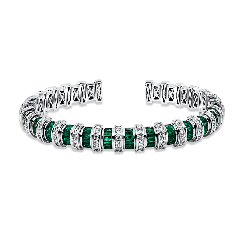 Armreif 18 kt WG, 133 Brill. 1,82 ct, TW-vsi, 84 Smaragde 2,64 ct grün