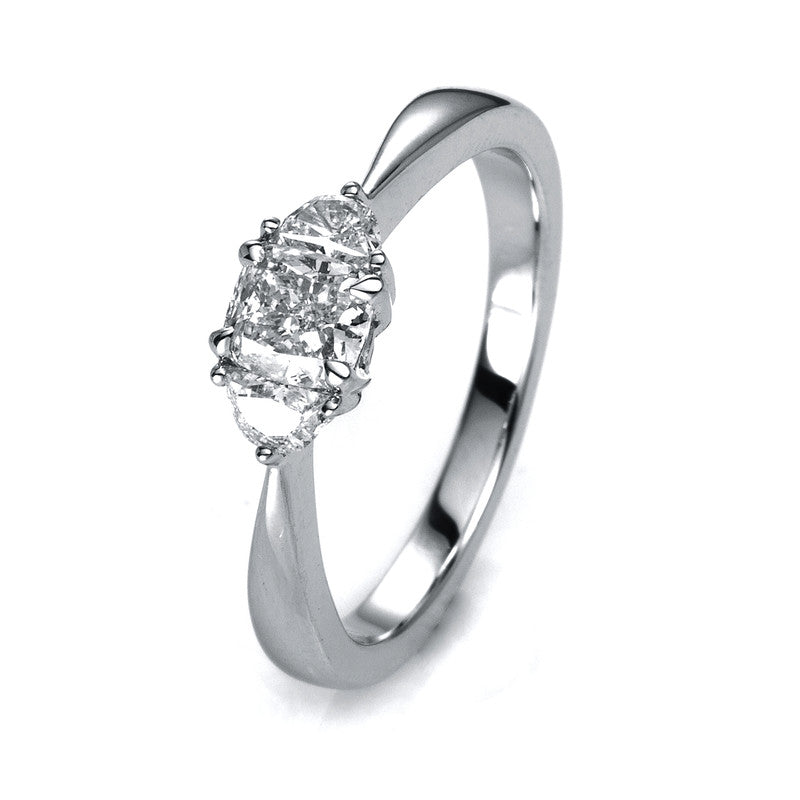 Ring 18 kt WG, 2 Halbmond 0,23 ct, TW-vsi, 1 Cushion 0,57 ct, TW-vsi
