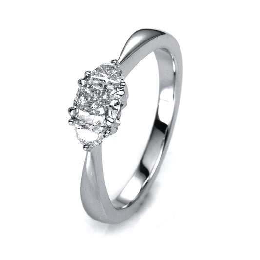 Ring 18 kt WG, 2 Halbmond 0,23 ct, TW-vsi, 1 Cushion 0,57 ct, TW-vsi