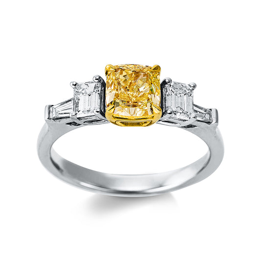 Ring 18 kt WG+GG, 2 Sm.schliff 0,39 ct, TW-si, 1 Cushion 1,01 ct, gelb-si, 2 Bag. 0,13 ct, TW-si