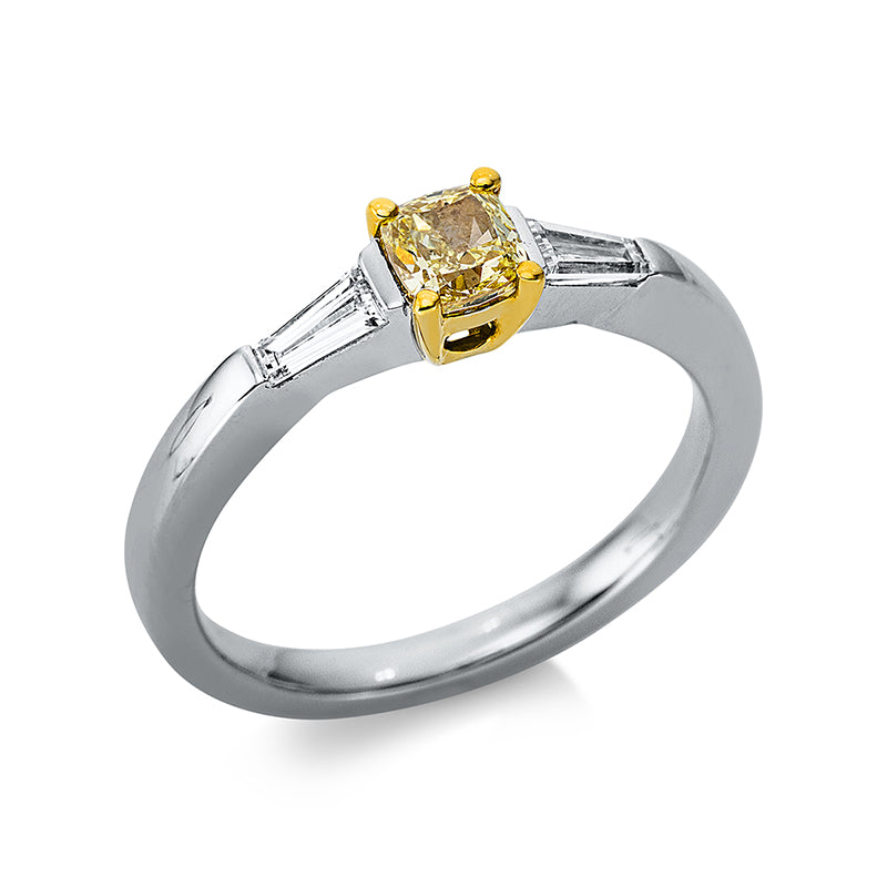Ring 18 kt WG+GG, 2 Trap. 0,28 ct, TW-vsi, 1 Cushion 0,46 ct, gelb