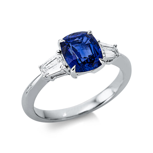 Ring 18 kt WG, 2 Trap. 0,37 ct, TW-vsi, 1 Saphir 2,09 ct blau