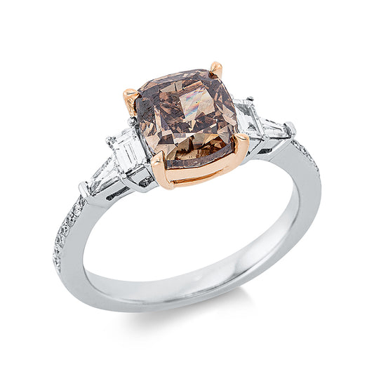Ring 18 kt WG+RG, 14 Brill. 0,10 ct, TW-si, 2 Trap. 0,20 ct, TW-si, 2 Bag. 0,20 ct, TW-si, 4 Trap. 0,40 ct, TW-si, 1 Cushion 3,21 ct, braun