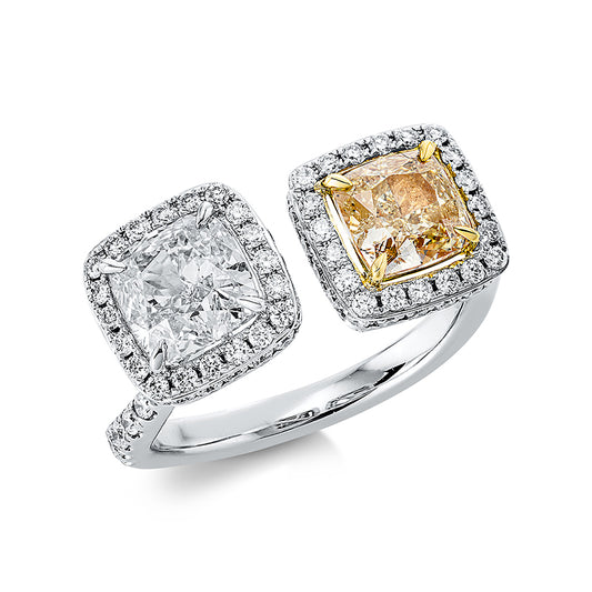 Ring 18 kt WG+GG, 1 Cushion 1,33 ct, m-vsi, 94 Brill. 0,68 ct, TW-si, 1 Cushion 1,05 ct, gelb