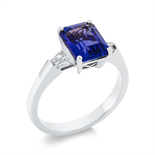 Ring 18 kt WG, 4 Trap. 0,17 ct, TW-si, 1 Tansanit 2,22 ct blau