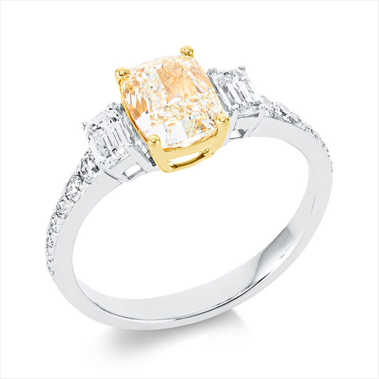 Ring 18 kt WG+GG, 2 Sm.schliff 0,36 ct, TW-si, 14 Brill. 0,24 ct, TW-si, 1 Cushion 1,52 ct, gelb