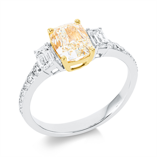 Ring 18 kt WG+GG, 2 Sm.schliff 0,36 ct, TW-si, 14 Brill. 0,24 ct, TW-si, 1 Cushion 1,52 ct, gelb