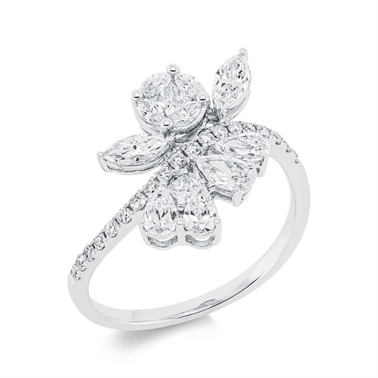 Ring 18 kt WG, 2 Princ. 0,11 ct, 4 Tropfen 0,39 ct, 6 Nav. 0,35 ct, 19 Brill. 0,17 ct, TW-si