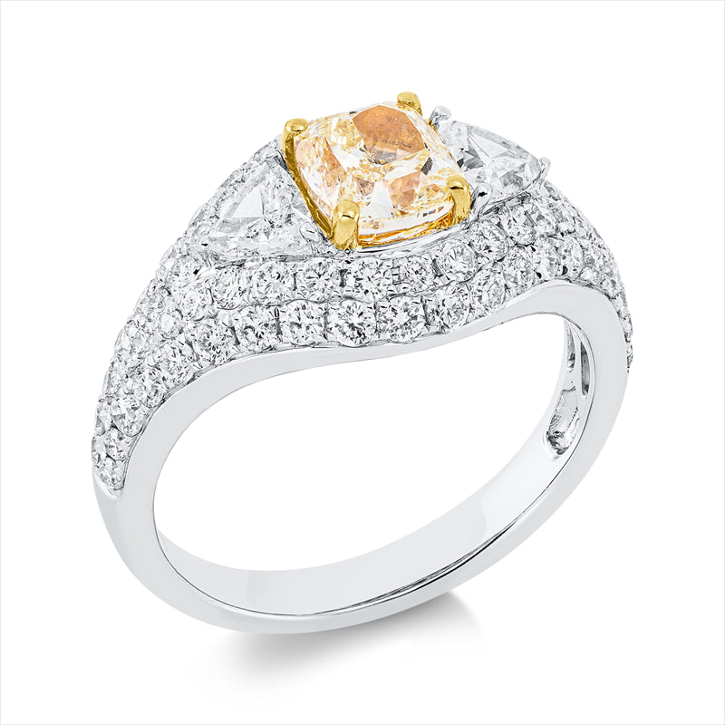Ring 18 kt, GIA2468600057, 2 Tri.Sond. 0,39 ct, TW-si, 68 Brill. 1,03 ct, TW-si, 1 Cushion 1,13 ct,gelb