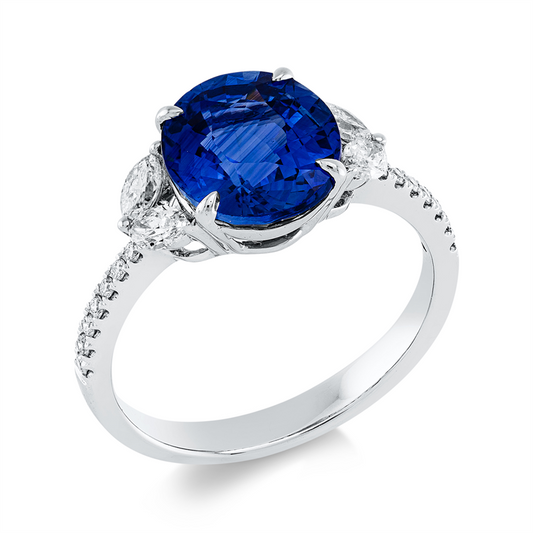 Ring 18 kt WG, 4 Nav. 0,22 ct, TW-si, 14 Brill. 0,10 ct, TW-si, 1 Saphir 4,20 ct blau