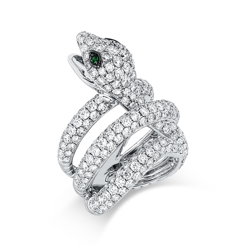 Ring 18 kt WG, Fassung schwarz rhodiniert, 236 Brill. 4,71 ct, TW-vsi, 2 Tsavorith 0,04 ct grün