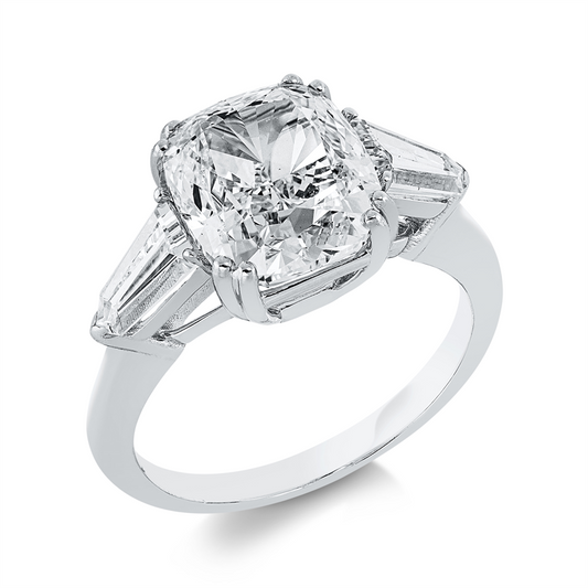 Ring 18 kt WG, 1 Cushion 4,02 ct, F-vsi, 2 Trap. 0,93 ct, F-vsi