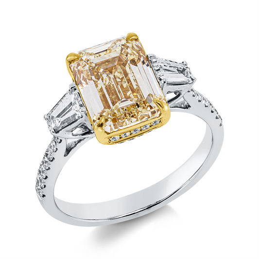 Ring 18 kt WG+GG, 1 Sm.schliff 3,53 ct, gelb-vsi, 2 Trap. 0,43 ct, W-si, 40  Brill. 0,26 ct, D/F-vvs/vs