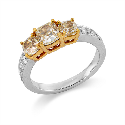 Ring 18 kt WG+GG, 8 Brill. 0,39 ct, TW-vsi, 1 Cushion 1,03 ct, gelb, 2 Cushion 1,02 ct, gelb