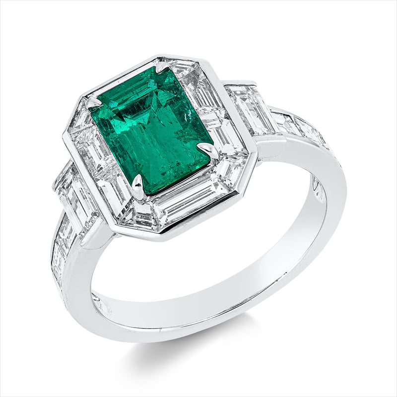 Ring 18 kt WG, 2 Bag. 0,43 ct, TW-si, 16 Trap. 1,50 ct, TW-si, 1 Smaragd 1,31 ct grün