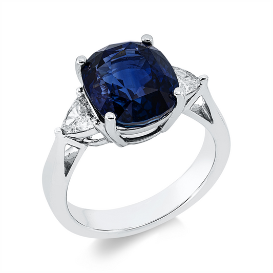Ring 18 kt WG, 2 Triangel 0,38 ct, TW-si, 1 Saphir 6,80 ct blau