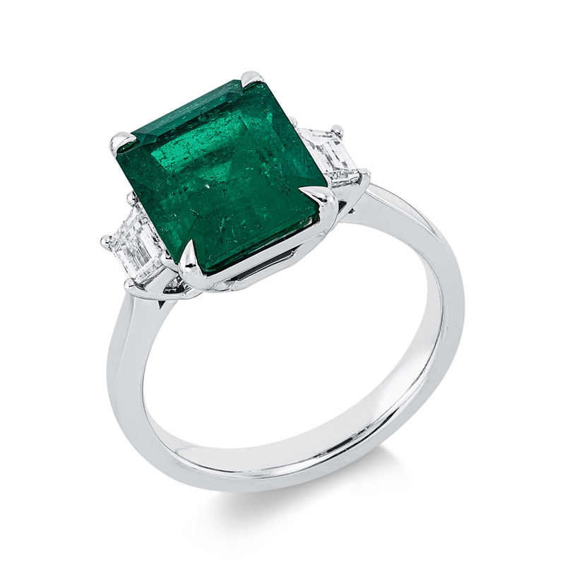 Ring 18 kt WG, 2 Trap. 0,46 ct, F-vvs/vs, 1 Smaragd 4,01 ct grün