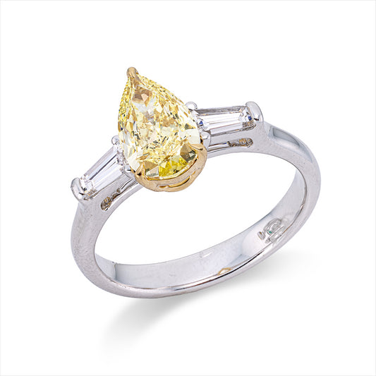 Ring 18 kt WG+GG, GIA 6345654950, 1 Tropfen 1,02 ct, gelb-vvs2, 2 Trap. 0,36 ct, F-vvs/vs