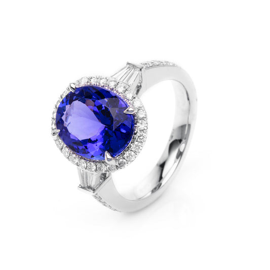 Ring 18 kt WG, 4 Bag. 0,17 ct, TW-si, 38 Brill. 0,51 ct, TW-si, 1 Tansanit 5,14 ct blau, Weite:54