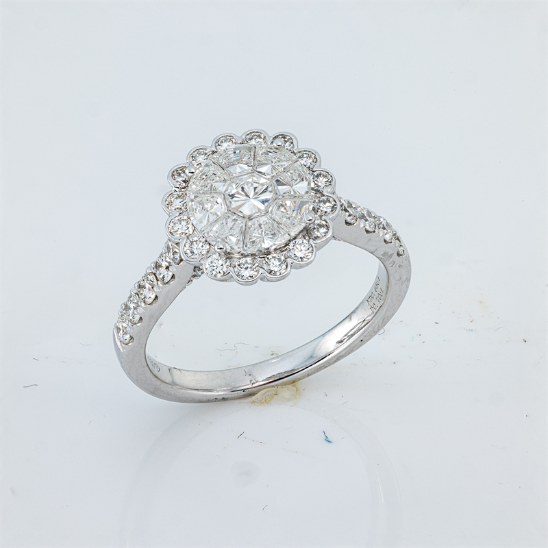 Ring 18 kt WG, 16 Brill. 0,07 ct, TW-si, 9 Fant-Schl. 0,65 ct, F-vsi, 26 Brill. 0,63 ct, TW-si