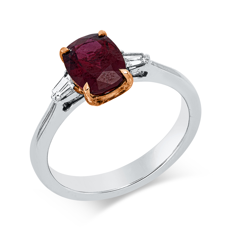 Ring 18 kt WG+RG, 2 Trap. 0,13 ct, TW-vsi, 1 Rubin 1,73 ct rot