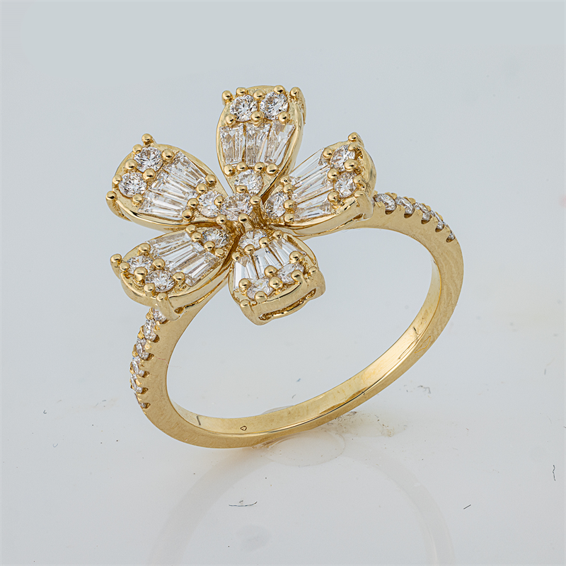 Ring 18 kt GG, 15 Trap. 0,32 ct, TW-vsi, 32 Brill. 0,42 ct, TW-si
