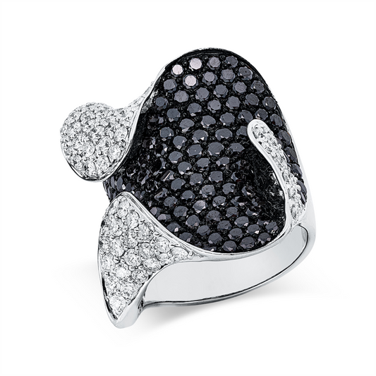 Ring 18 kt WG, Fassung teils schwarz rhodinie, 72 Brill. 1,56 ct, TW-vsi/si, 153 Brill. 4,18 ct, schwarz