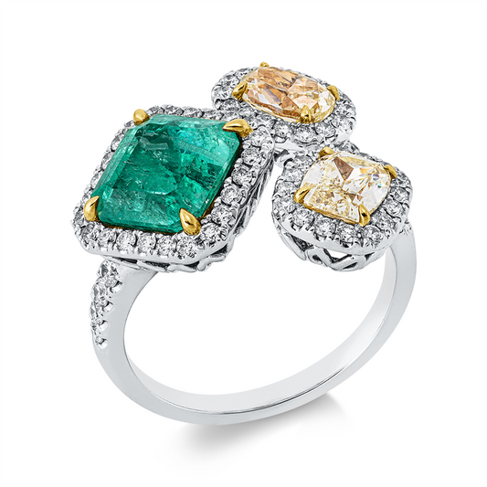 Ring 18 kt WG+GG, 69 Brill. 0,62 ct, TW-si, 2 Fant-Schl. 1,12 ct, gelb, 1 Smaragd 2,32 ct grün