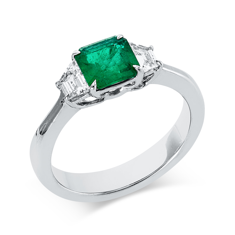 Ring 18 kt WG, 2 Trap. 0,36 ct, TW-vsi, 1 Smaragd 0,75 ct grün