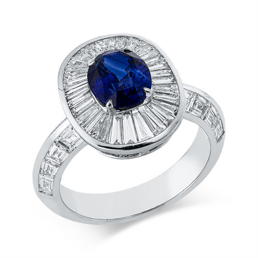 Ring 18 kt WG, 16 Bag. 1,11 ct, TW-vsi, 29 Trap. 1,16 ct, TW-vsi, 1 Saphir 1,72 ct blau