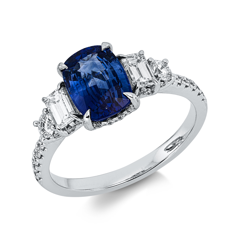Ring 18 kt WG, 2 Sm.schliff 0,37 ct, TW-si, 34 Brill. 0,34 ct, TW-si, 1 Saphir 1,76 ct blau