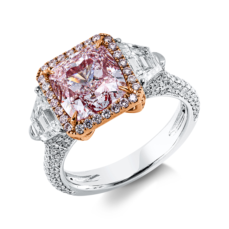 Ring 18 kt W/R, GIA, 1 Cushion 3,30 ct, 56 Brill. 0,27 ct, pink, 2 Fant.. 0,96 ct, 132 Br. 0,77 ct, TW-vsi