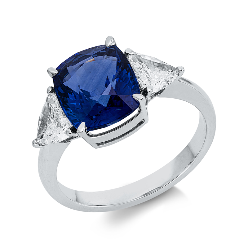 Ring 18 kt WG, 2 Tri.Sond. 0,84 ct, TW-si, 1 Saphir 4,36 ct blau