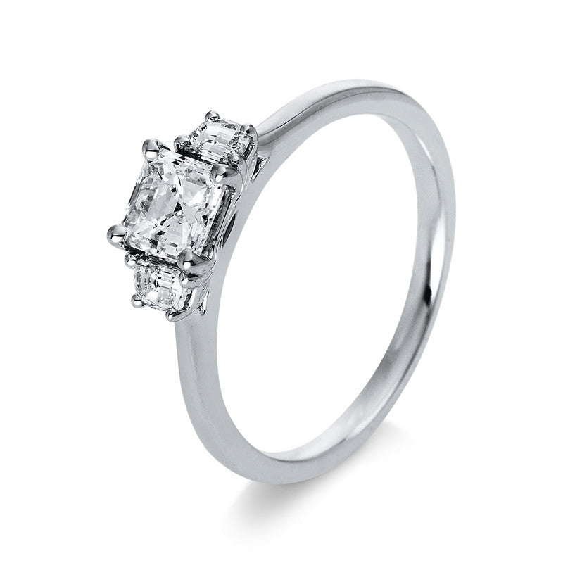 Ring 18 kt WG, 1 Assher 0,60 ct, TW-vsi, 2 Trap. 0,19 ct, TW-vsi